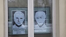 Stasės Vilkienės karpyti laisvės gynėjų portretai Klaipėdos rotu&scaron;ės languose