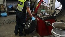 Policijos pareigūnai gelbsti bėdos i&scaron;tiktai moteriai.