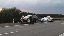 Policijos pareigūnai gelbsti bėdos i&scaron;tiktai moteriai.