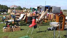 Turgavietėje prekiaujama ir sendaikčiais, ir dėvėtais rūbais.