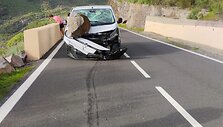 Tenerifėje didžiuliai rieduliai apgadino automobilius. 