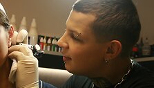 D.Djačkovas kasdien i&scaron;pie&scaron;ia vidutini&scaron;kai keturias tatuiruotes, o per de&scaron;imtmetį jis paskaičiavo sukūręs jau apie 10 tūkst. tatuiruočių. 