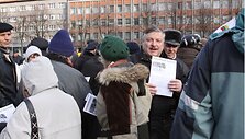 Klaipėdos miesto ir apskrities profsąjungos pirmininkas E. &Scaron;alkauskas dalijo informacinį leidinį.