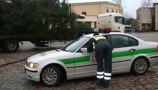 Žaliaskarę atlydėjo policija.