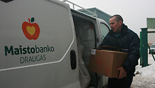 Produktai i&scaron;keliauja su skurdžiais žmonėmis dirbančioms nevyriausybinėms organizacijoms, senelių namams. 