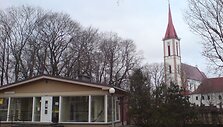 Prie&scaron; trejus metus tualetas buvo pastatytas pačiame centre, prie bažnyčios tvoros.