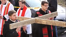 Kryžių pasikeisdami žmonės ne&scaron;ė po maždaug 200 metrų.