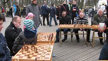 &Scaron;achmatų mėgėjai Skulptūrų parke laukiami kiekvieną ketvirtadienį.