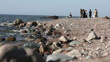 &Scaron;į mėnesį atvykstantiems į Karklės paplūdimius moksleiviai dalins nedidelius mai&scaron;elius ir pir&scaron;tines, ragindami surinkti &scaron;iuk&scaron;les.