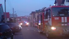 Į gaisro vietą atskubėjo net trys ugniagesių automobiliai. 