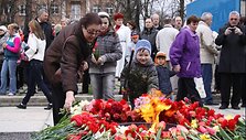 Į minėjimą &ndash;  ne tik su gėlėmis, bet ir žaisliniu automatu. 