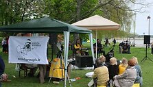 Poilsiautojai muzikos klausėsi įsitaisę ant originalių suoliukų. 
