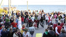 Joninės pajūryje &ndash; su &scaron;okiais, liaudi&scaron;ka muzika, saulėlydžiu ir plazdančiais aitvarais.