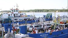Keltai sausakim&scaron;i ir automobilių, ir keleivių.