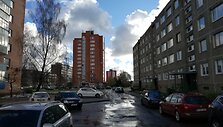 Debreceno gatvėje i&scaron; kiemų tempiami sugedę automobiliai.a