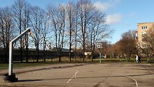 Kai kurių mokyklų stadionai atrodo apverktinai.