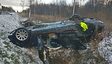 Kelyje Kretinga-Skuodas dėl slidžios kelio dangos apvirto &bdquo;BMW&ldquo;.