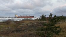 Per audrą ant seklumos užplaukęs laivas &ndash; sausakrūvis &bdquo;Ocean Crown&ldquo;.