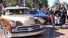J.Basanavičiaus gatvėje galima apžiūrėti keletą amerikieti&scaron;kų automobilių.