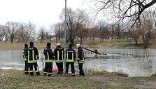 Ugniagesių pratybos ant Malūno tvenkinio Klaipėdoje.