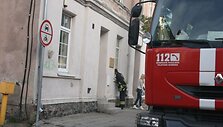 Pirmame namo auk&scaron;te, į kurį ne pirmą kartą vyksta ugniagesiai, įsikūrusi anstolio kontora.