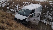 Į griovį nuriedėjęs mikroautobusas.