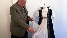Vokietijos fondas Klaipėdai padovanojo karalienės Luizės suknelės autenti&scaron;ką kopiją.