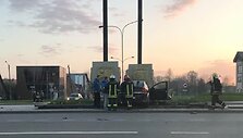 Dideliu greičiu lėkęs  automobilis &bdquo;Opel Vectra&ldquo; atsitrenkė į draugystę su Debreceno miestu simbolizuojantį stulpą skiriamojoje juostoje.