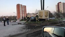 Dideliu greičiu lėkęs  automobilis &bdquo;Opel Vectra&ldquo; atsitrenkė į draugystę su Debreceno miestu simbolizuojantį stulpą skiriamojoje juostoje.