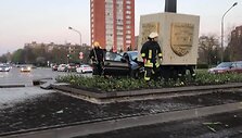 Dideliu greičiu lėkęs  automobilis &bdquo;Opel Vectra&ldquo; atsitrenkė į draugystę su Debreceno miestu simbolizuojantį stulpą skiriamojoje juostoje.