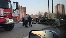 Dideliu greičiu lėkęs  automobilis &bdquo;Opel Vectra&ldquo; atsitrenkė į draugystę su Debreceno miestu simbolizuojantį stulpą skiriamojoje juostoje.