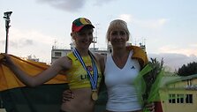 &Scaron;uolininkė E.Žukauskaitė, kuri vaikų žaidynėse auksą pelnė ir pernai. &Scaron;alia jos trenerė A.Gavelytė.