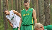 Vyrai stebėjo V.Mikalausko nurydomus