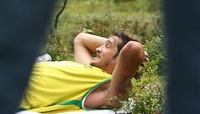 Ant žemės prigulę sportininkai tobulino pilvo srities raumenis