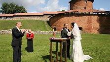 K.Ignatavičius (kairėje) tvirtina, jog Civilinės metrikacijos biuro specialistų skaičiavimais, tuoktis ne Rotu&scaron;ėje pageidaus maždaug 5 proc. jaunavedžių.