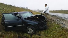 Po smūgio "Mercedes Benz" atsidūrė griovyje.