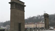 Kauno miesto vadovai netikėtai vėl susirūpino ilgus metus ant Aleksoto tilto pilonų esančiomis penkiakampėmis žvaigždėmis ir Lietuvos TSR herbais.