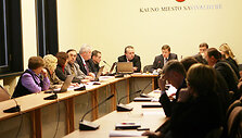 Kauno miesto politikus &scaron;okiravo informacija apie ligonių ir poliklinikų direktorių algas.
