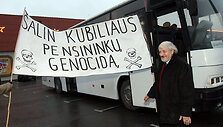 Į magistralės blokados akciją V.&Scaron;ustauskas i&scaron;sivežė ir keletą valždią smerkiančių plakatų.