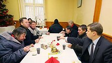 Ketvirtadienį Kalėdinės ko&scaron;ės kartu su varguoliais ragavo ir miesto meras.