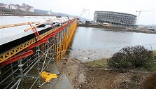 Antrasis tiltas, sujungsiantis Nemuno salą su Gedimino gatve, turėtų būti baigtas &scaron;ios vasaros pradžioje, dar prie&scaron; pačios arenos atidarymą.