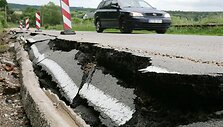 Kauną nusiausi liūtis daugiausiai nuostolių pridarė &scaron;ioje, ties Kleboni&scaron;kio tiltu esančioje gatvėje. Vien jos remontas kainuos apie 76 tūkst. Lt.