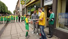 Perspektyviausi jaunieji Kauno futbolininkai, i&scaron; pradžių ant Laisvės alėjos grindinio surengę parodomąją treniruotę, vėliau dovanų gavo kamuolius su A.Veličkos ir M.Žaliūko para&scaron;ais.