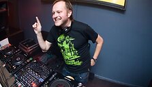 Kiekvieno serijos &bdquo;Talk About Pop Music&ldquo; vakarėlio kulminacija tampa vieninga baro lankytojų skanduotė &bdquo;Rimai! Rimai!&ldquo;, priverčianti R.&Scaron;apauską i&scaron;si&scaron;iepti iki ausų.