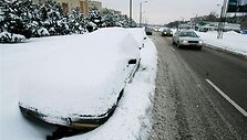 Savo automobilius palikę didžiausių gatvių kra&scaron;tuose, dalis kauniečių ryte juos rado užverstus sniegu.
