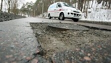 Dalį duobėse automobilius apsigadinančių vairuotojų nuostolių nuo &scaron;iol atlygins ir savivaldybės samdomi kelininkai. 