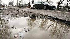 Vairuotojai liūdnai juokauja, jog apverktinoje A.Juozapavičiaus prospekto būklėje galima įžvelgti ir vieną privalumą &ndash; stabilias automobilių važiuoklės meistrų pajamas.
