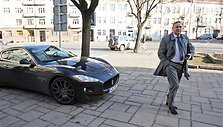  &bdquo;Maserati Granturismo&ldquo; į Kauną parsivežęs V.Matijo&scaron;aitis netruko gauti skaudžią pamoką &ndash;  įvažiavęs į duobę susprogdino dvi padangas.