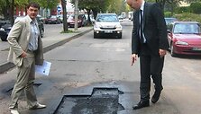 Vicemerui K.Kri&scaron;čiūnui (de&scaron;inėje) užkliuvo Au&scaron;ros ir Žemaičių gatvėse atliekami gatvių remonto darbai.
