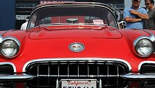 Senovinių automobilų turgus primena muziejų